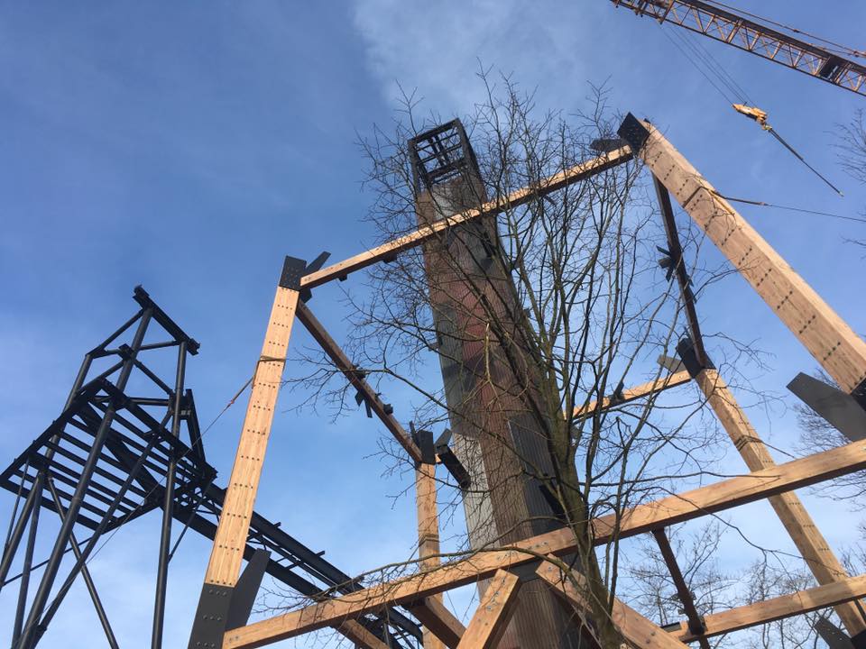 De uitkijktoren van Dawson Duel, de nieuwe attractie 2017, in opbouw in Bellewaerde