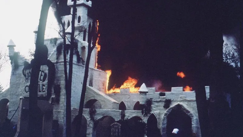 In het archief – De gruwel van de Six Flags Haunted Castle-brand